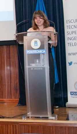 Dando un discurso como ganadora de la categoría de Telemática
