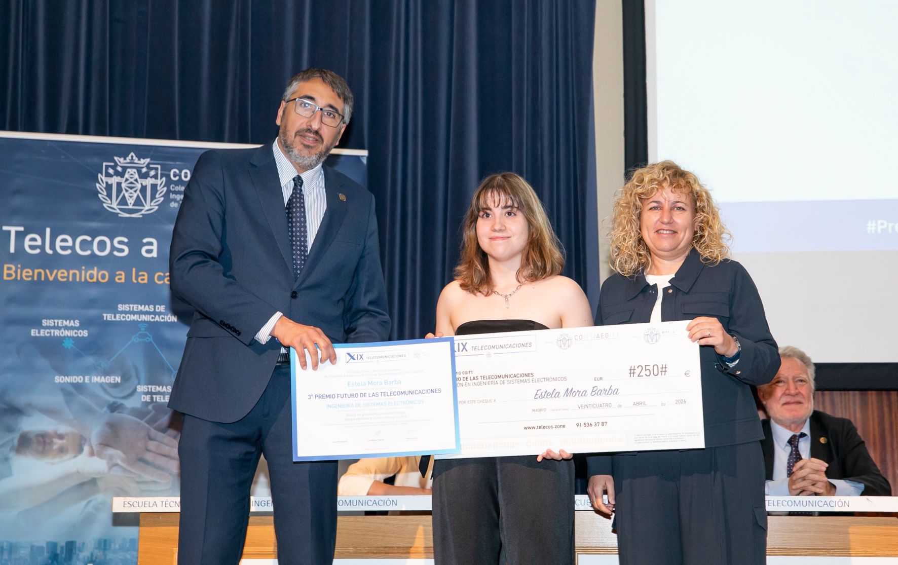 Recibiendo el Tercer Premio en Sistemas Electrónicos