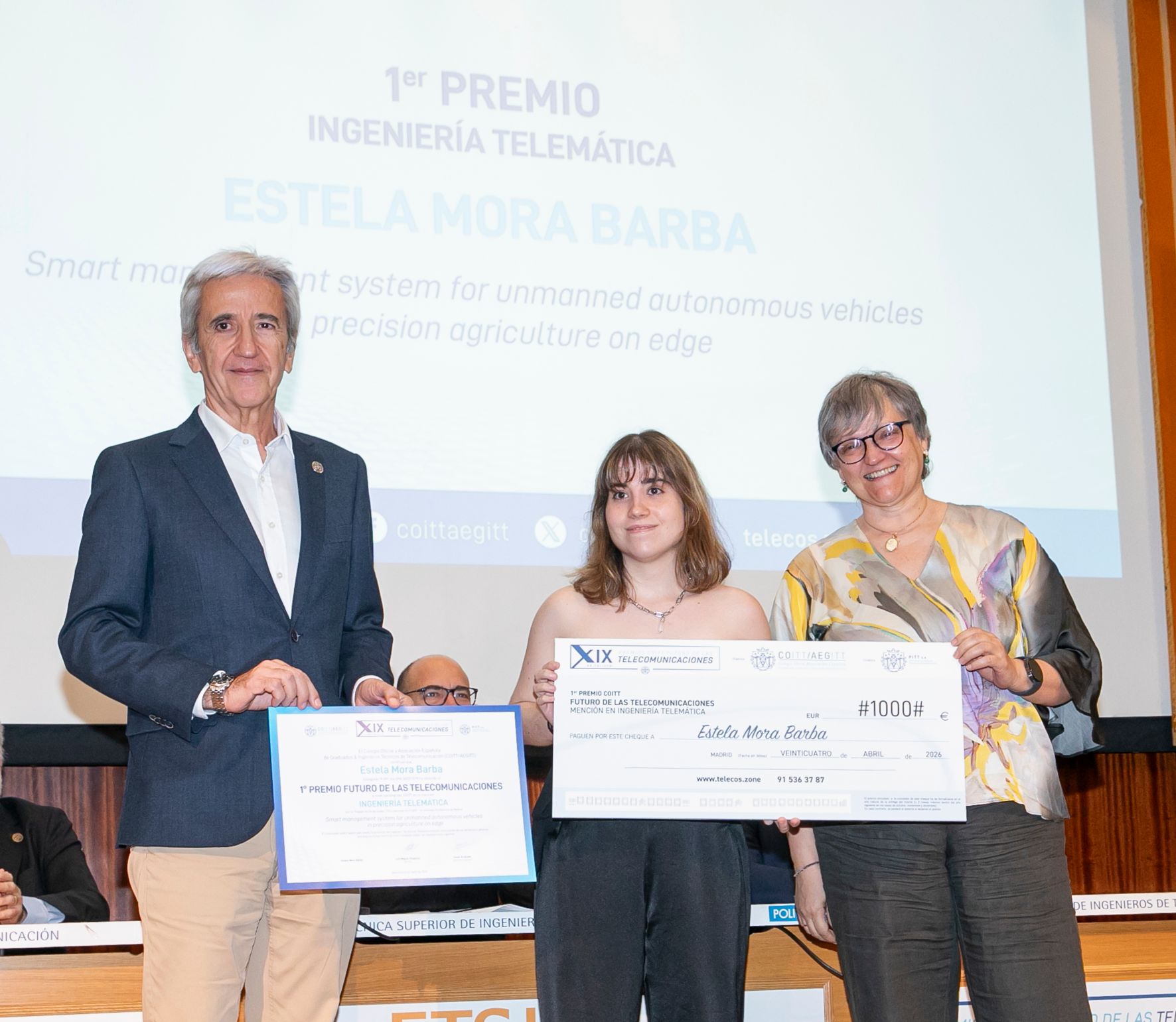 Recibiendo el Primer Premio en Ingeniería Telemática
