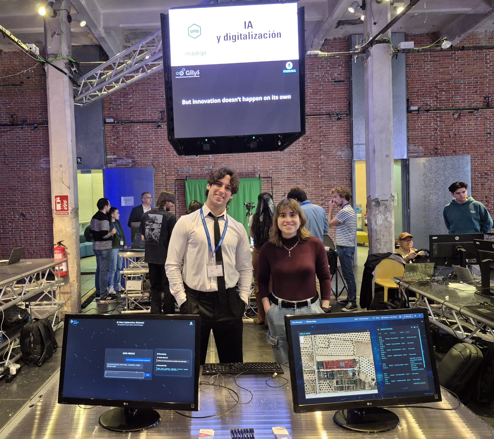Mi compañero y yo posando en el stand de UPM Investiga